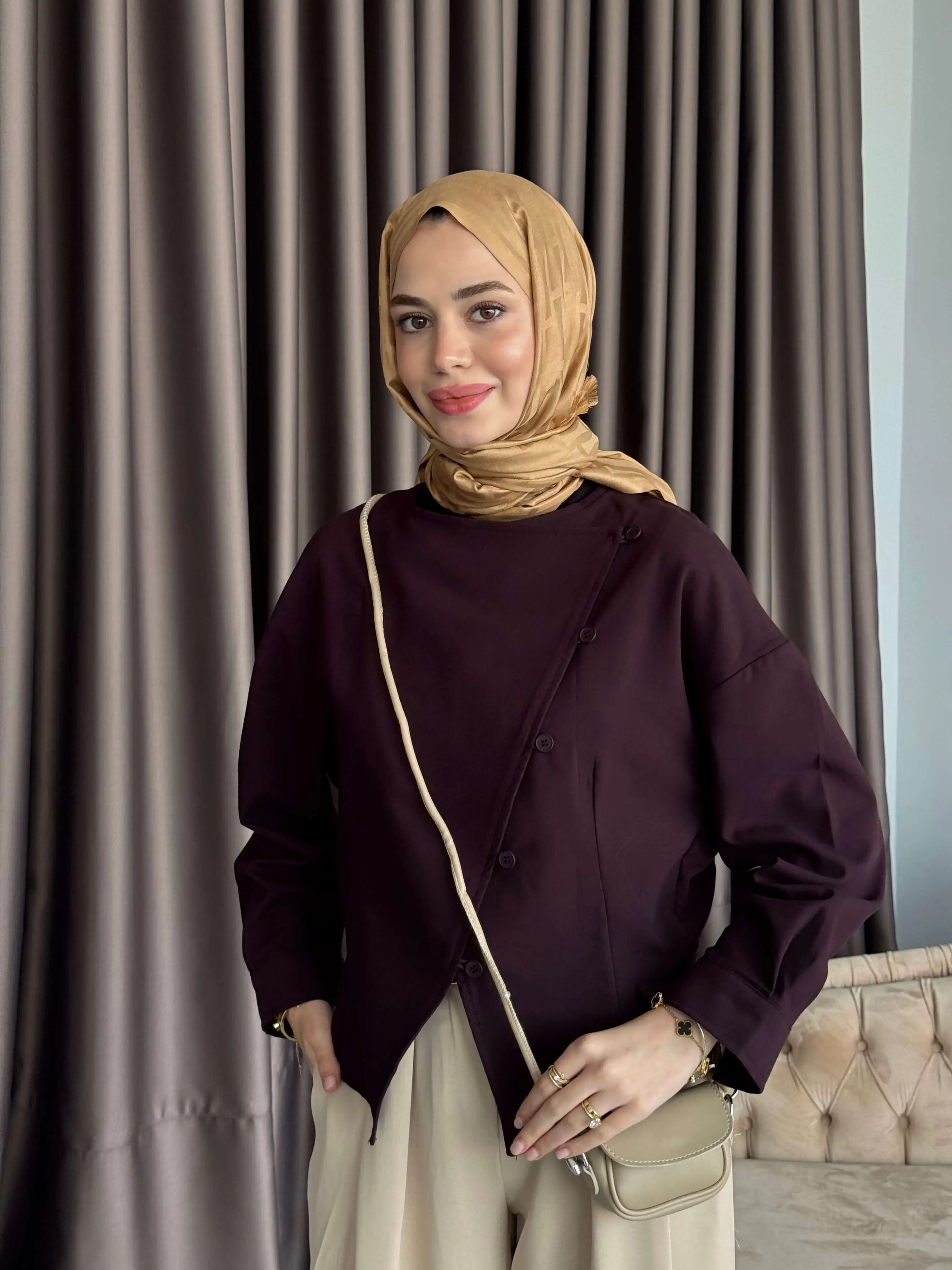 ASİMETRİK DÜĞME DETAYLI BLUZ MÜRDÜM